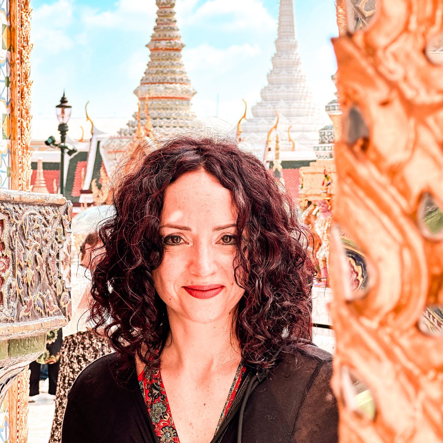 Sfondo con il Wat Phra Kaew & Grande Palazzo Reale di Bangkok, Foto di Flavia in primo piano che sorride.