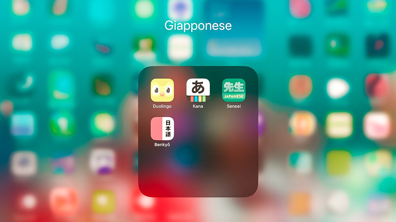 UnViaggioPerDue: Un'immagine sfocata dello schermo di un iPhone con la parola "gaganese" sopra, correlata a un'app per imparare il giapponese.