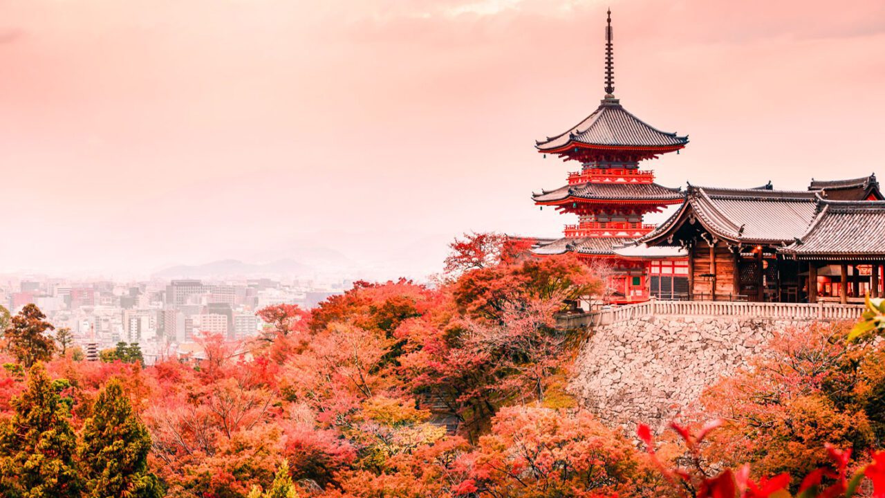 UnViaggioPerDue: Una pagoda giapponese su una collina che domina la città di Kyoto in autunno.
