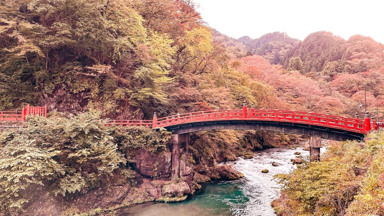 UnViaggioPerDue: Un ponte rosso a Nikko in Giappone che collega due sponde di un fiume.