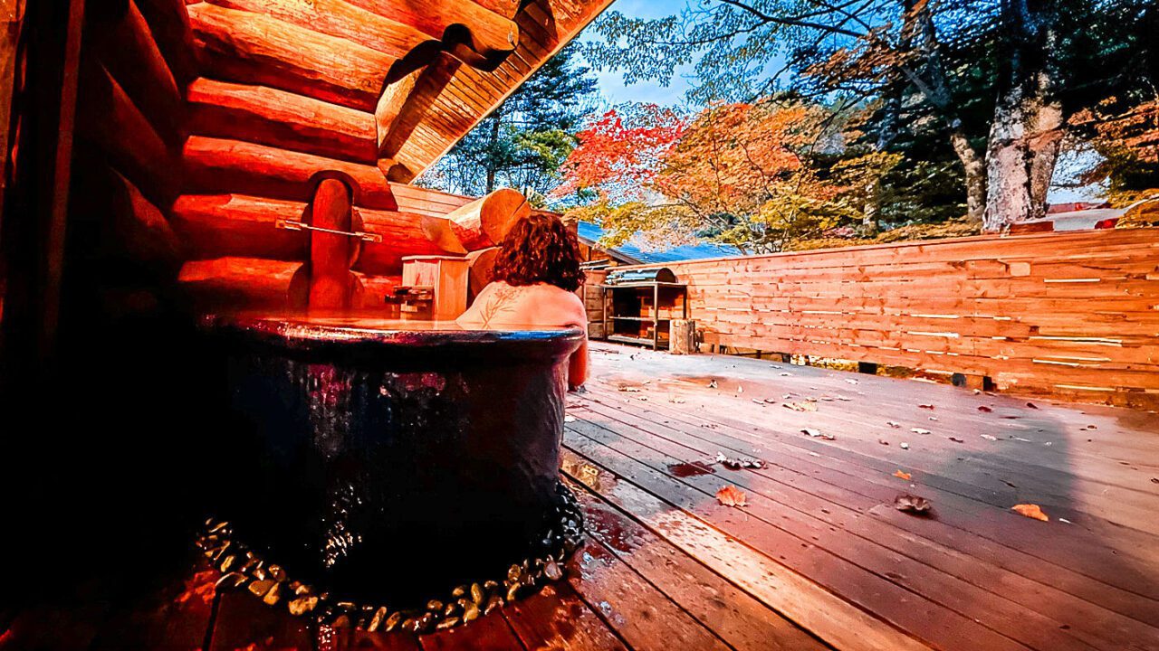UnViaggioPerDue: Una donna seduta in una vasca termale in un ryokan in Giappone.