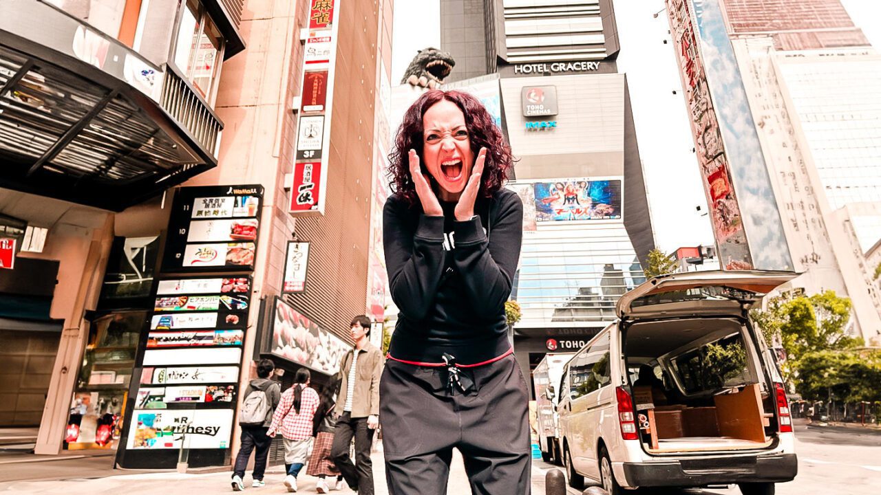 UnViaggioPerDue: Una donna è in piedi in una strada a Tokyo, in Giappone.